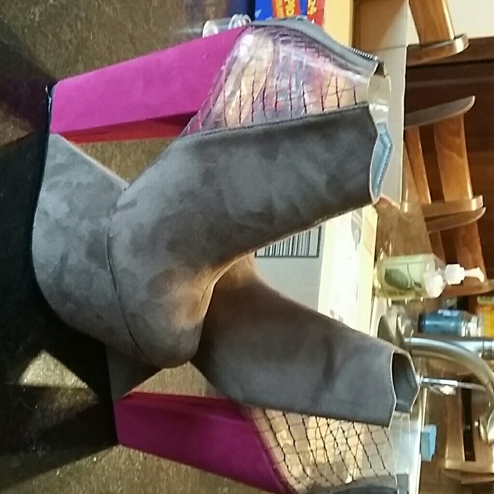 Platform ankle boot beautiful never worn size 7.